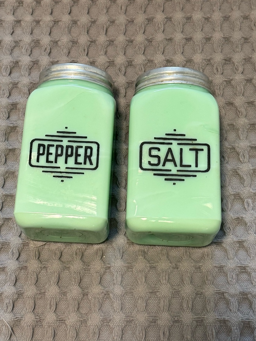Vintage 1940s McKee Range size, PEPPER and SALT Shaker - Picture 2 of 6